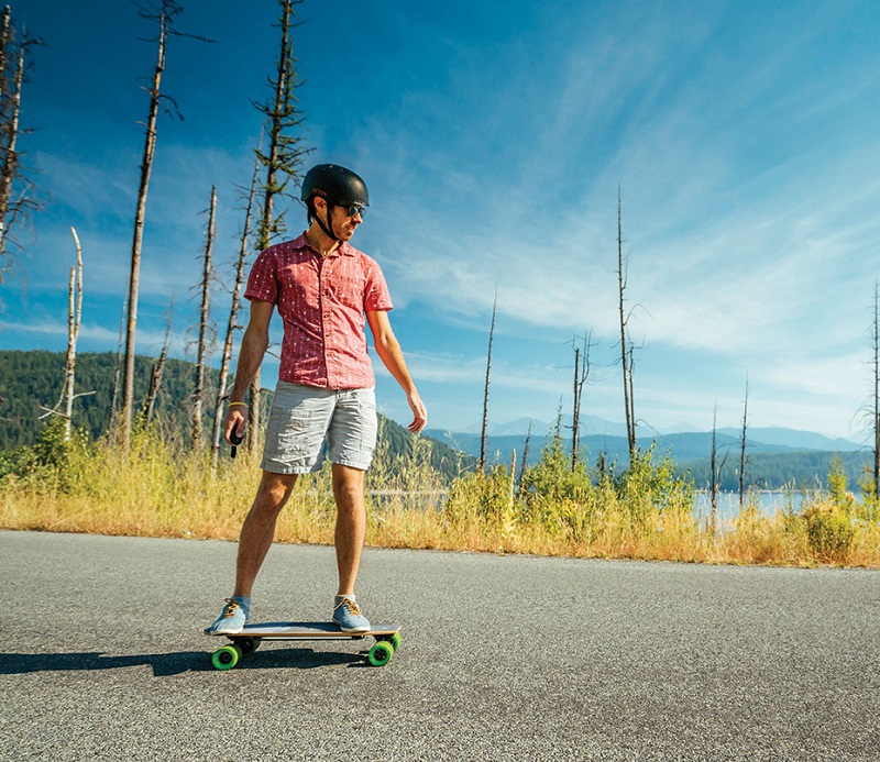 Blink E-Skateboard rolling down the road