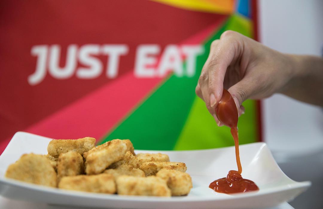 Ooho Pods being used in place of ketchup packets at the UK's The Fat Pizza.