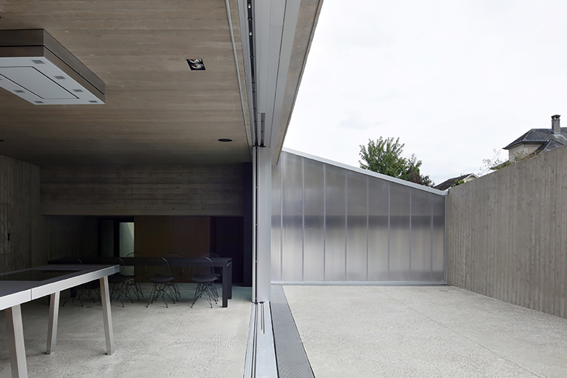 The operable glass wall that opens the Hercules House's living spaces up to the central courtyard.