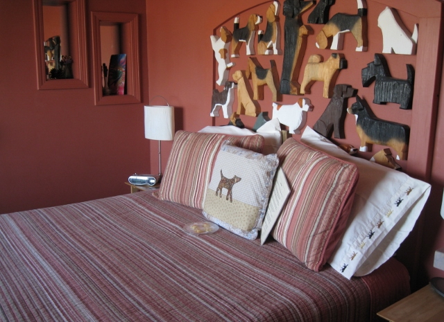 The kitschy bed inside Idaho's Dog Bark Park Inn Bed and Breakfast. 