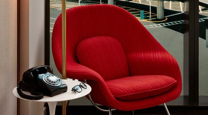 The lush Saarinen Womb Chair featured in every TWA Hotel guest room.