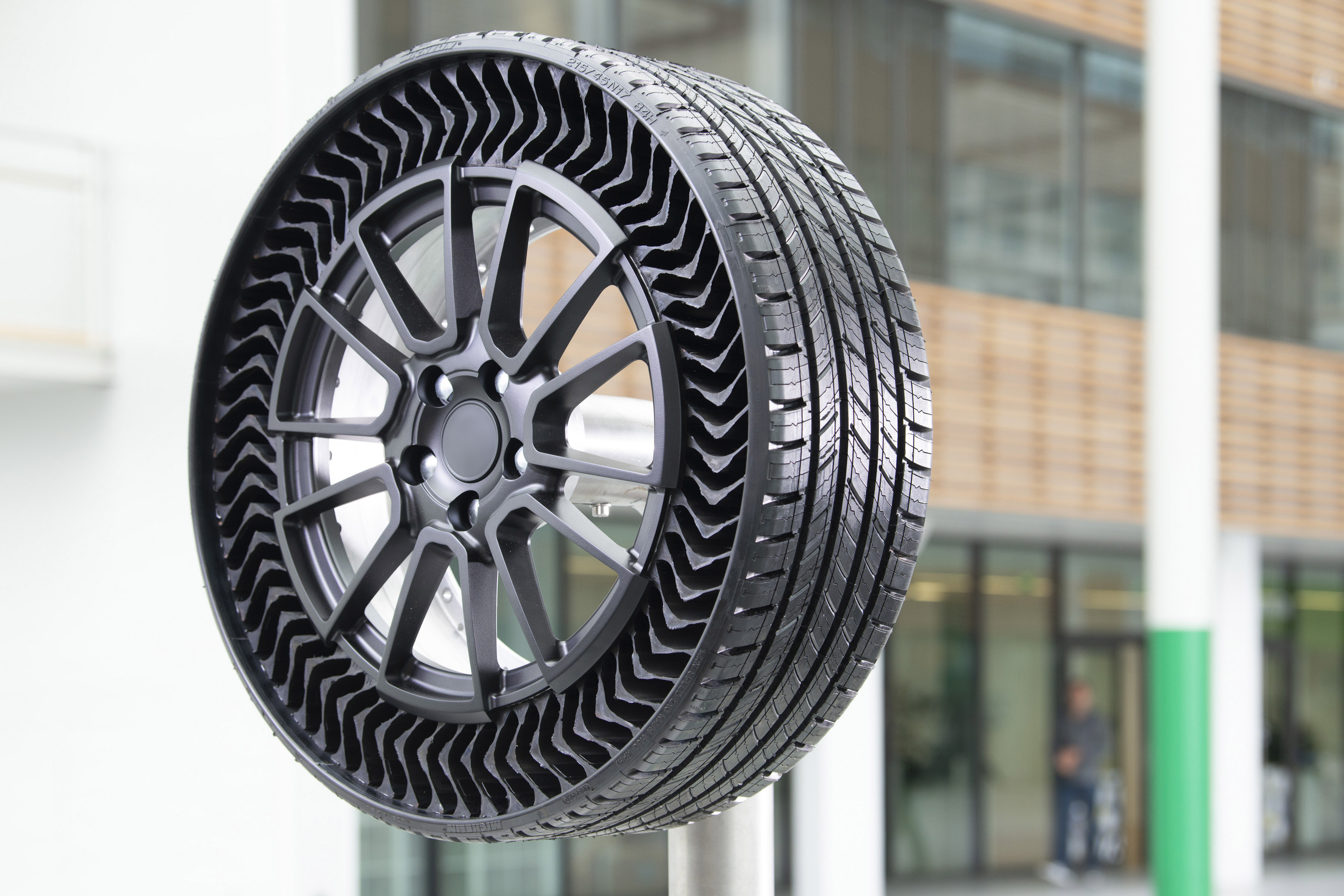 Топ 10 лучшей резины. Michelin Tyres. Концепт шины Мишлен. Мишлен 450490. Airless Tires Michelin.