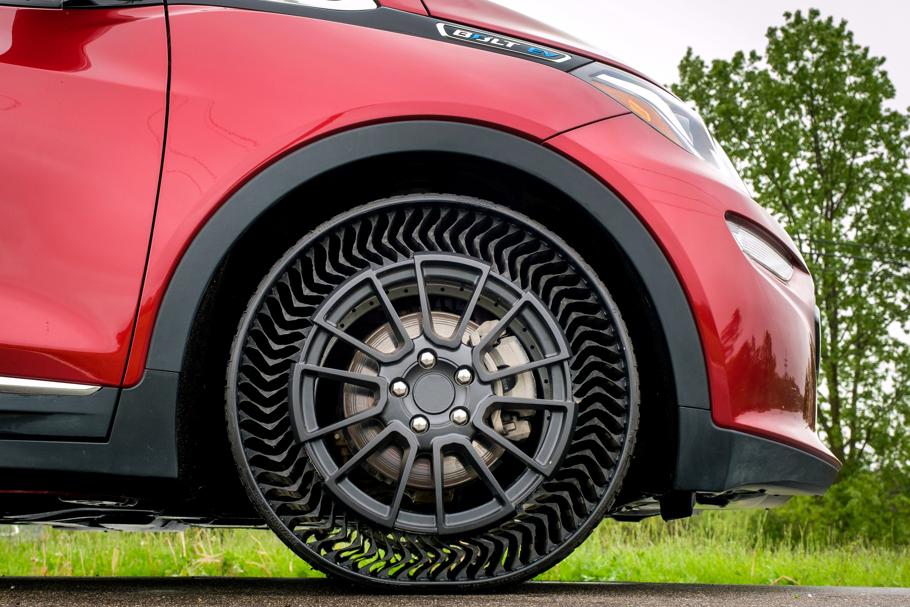 Можно колесо видео. Безвоздушные шины Michelin. Безвоздушные шины Michelin Tweel. Безвоздушная резина Мишлен. 1) Michelin-Tweel безвоздушные шины.